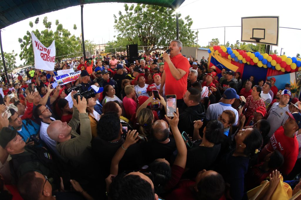 🌟 ¡LA FUERZA DEL PUEBLO ZULIANO SE HACE SENTIR! Luis Caldera recibe calor popular en Jesús Enrique Lossada y La Cañada de Urdaneta** 11 Noticias Maracaibo