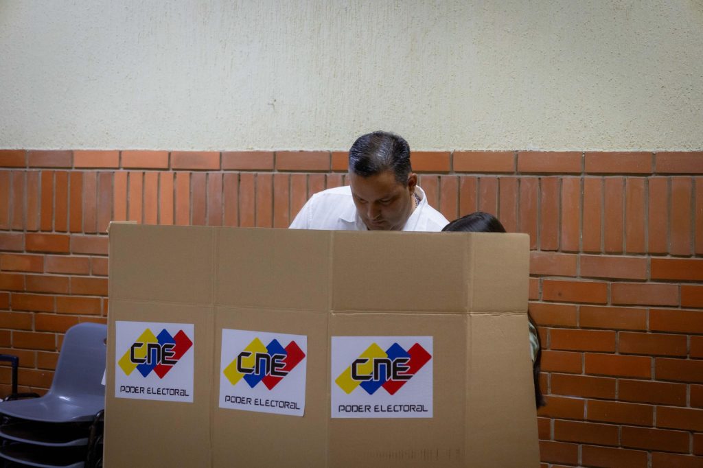 Alc de Maracaibo ADRIÁN ROMERO MARTÍNEZ EJERCE SU DEBER CÍVICO Y LLAMA A MARABINOS A DEFENDER EL FUTURO CON SU VOTO") 15 Noticias Maracaibo