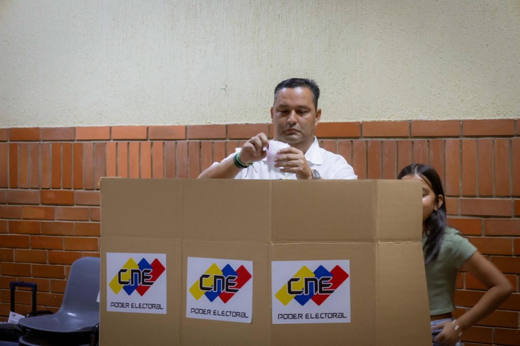 Alc de Maracaibo ADRIÁN ROMERO MARTÍNEZ EJERCE SU DEBER CÍVICO Y LLAMA A MARABINOS A DEFENDER EL FUTURO CON SU VOTO") 14 Noticias Maracaibo