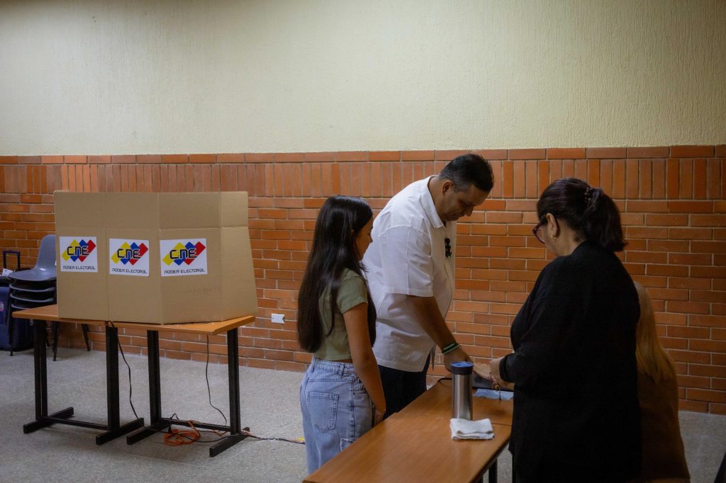 Alc de Maracaibo ADRIÁN ROMERO MARTÍNEZ EJERCE SU DEBER CÍVICO Y LLAMA A MARABINOS A DEFENDER EL FUTURO CON SU VOTO") 13 Noticias Maracaibo