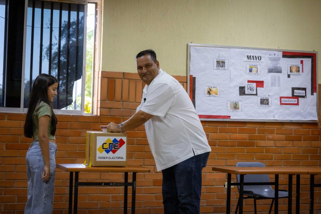 Alc de Maracaibo ADRIÁN ROMERO MARTÍNEZ EJERCE SU DEBER CÍVICO Y LLAMA A MARABINOS A DEFENDER EL FUTURO CON SU VOTO") 12 Noticias Maracaibo