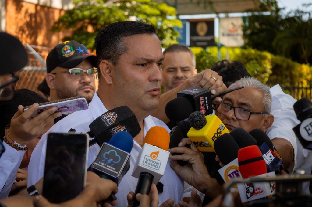 Alc de Maracaibo ADRIÁN ROMERO MARTÍNEZ EJERCE SU DEBER CÍVICO Y LLAMA A MARABINOS A DEFENDER EL FUTURO CON SU VOTO") 11 Noticias Maracaibo