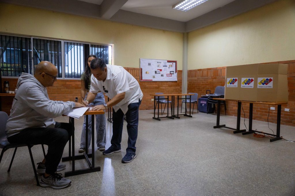 Alc de Maracaibo ADRIÁN ROMERO MARTÍNEZ EJERCE SU DEBER CÍVICO Y LLAMA A MARABINOS A DEFENDER EL FUTURO CON SU VOTO") 10 Noticias Maracaibo