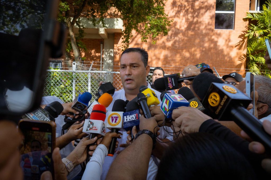 Alc de Maracaibo ADRIÁN ROMERO MARTÍNEZ EJERCE SU DEBER CÍVICO Y LLAMA A MARABINOS A DEFENDER EL FUTURO CON SU VOTO") 9 Noticias Maracaibo