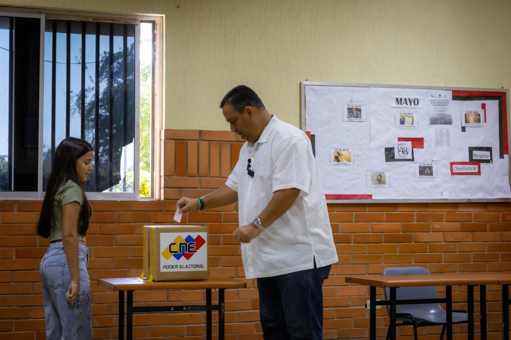 Alc de Maracaibo ADRIÁN ROMERO MARTÍNEZ EJERCE SU DEBER CÍVICO Y LLAMA A MARABINOS A DEFENDER EL FUTURO CON SU VOTO") 8 Noticias Maracaibo