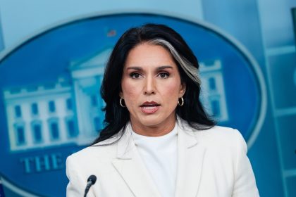 "Fracaso absoluto": Tulsi Gabbard explota contra Obama por su "conspiración traicionera"