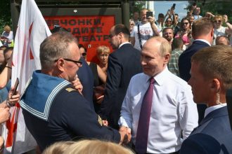 Putin conversa con ciudadanos en el Día de la Marina (VIDEO)