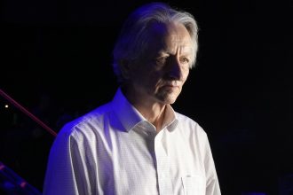 Estamos "criando un tigre" que podría terminar matándonos: la oscura advertencia del 'padrino de la IA'