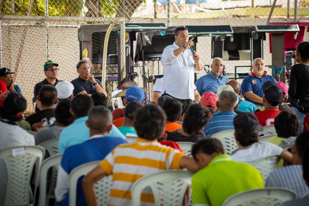 Los buses y carritos se pintan de apoyo! 🚍💙 Transportistas maracuchos le dan el respaldo a el Alcalde Adrián Romero 10 Noticias Maracaibo