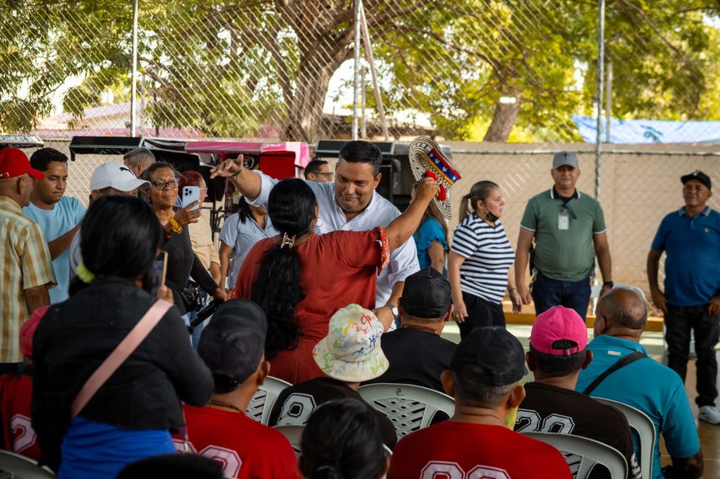 Los buses y carritos se pintan de apoyo! 🚍💙 Transportistas maracuchos le dan el respaldo a el Alcalde Adrián Romero 15 Noticias Maracaibo