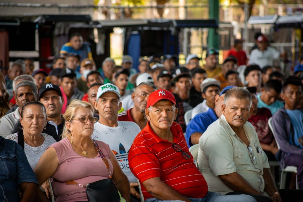 Los buses y carritos se pintan de apoyo! 🚍💙 Transportistas maracuchos le dan el respaldo a el Alcalde Adrián Romero 13 Noticias Maracaibo