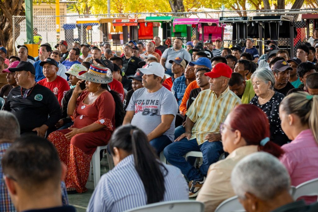Los buses y carritos se pintan de apoyo! 🚍💙 Transportistas maracuchos le dan el respaldo a el Alcalde Adrián Romero 12 Noticias Maracaibo