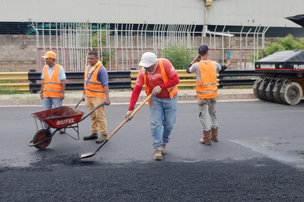 Zulia Oeste se viste de asfalto nuevo! 🚧🔥 Arranca colocación de 10 mil toneladas en corredor Hugo Chávez 11 Noticias Maracaibo
