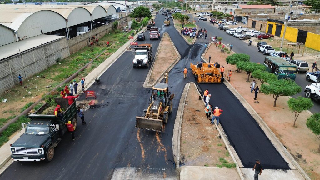 Zulia Oeste se viste de asfalto nuevo! 🚧🔥 Arranca colocación de 10 mil toneladas en corredor Hugo Chávez 8 Noticias Maracaibo