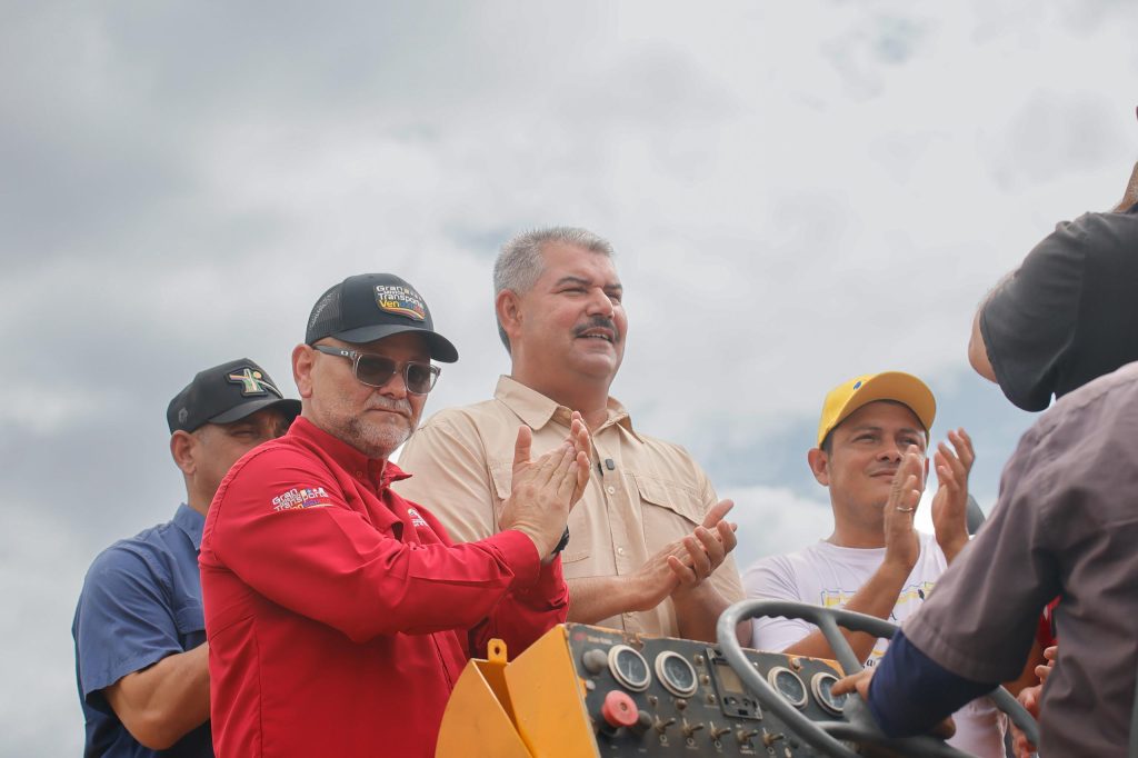 Zulia Oeste se viste de asfalto nuevo! 🚧🔥 Arranca colocación de 10 mil toneladas en corredor Hugo Chávez 10 Noticias Maracaibo