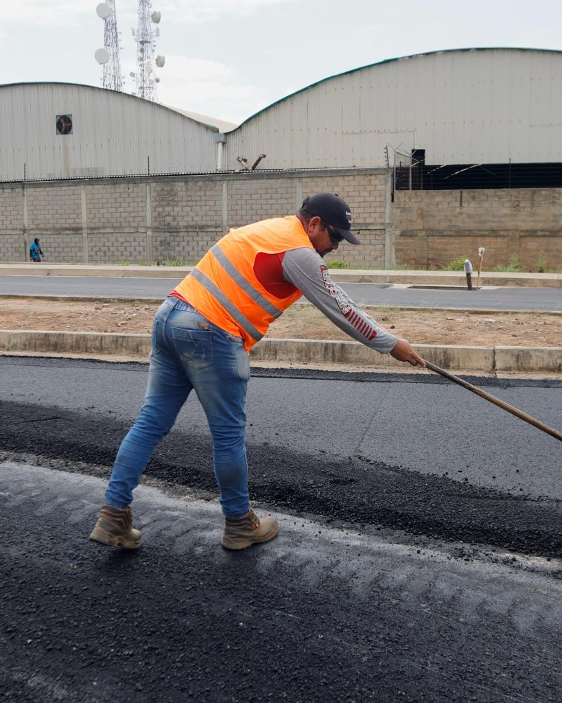 Zulia Oeste se viste de asfalto nuevo! 🚧🔥 Arranca colocación de 10 mil toneladas en corredor Hugo Chávez 9 Noticias Maracaibo