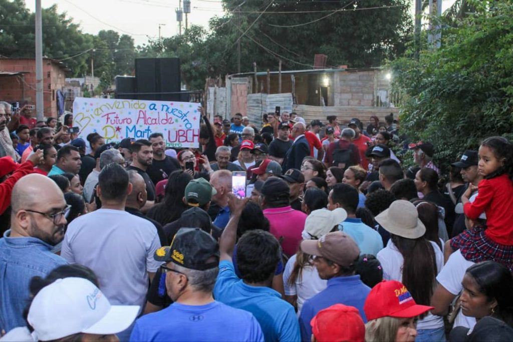 Di Martino: 'Mi equipo lo integran los que aman a Maracaibo, no los que buscan prebendas' 💙" (Candidato reafirma compromiso humanista en recorrido por barrios) 13 Noticias Maracaibo