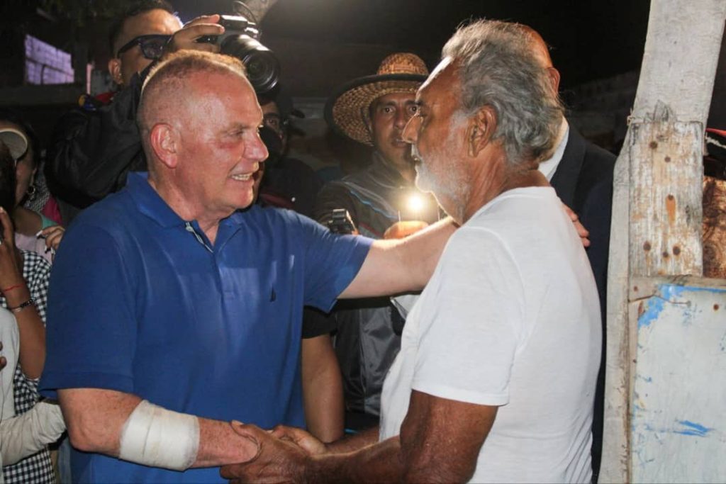 Di Martino: 'Mi equipo lo integran los que aman a Maracaibo, no los que buscan prebendas' 💙" (Candidato reafirma compromiso humanista en recorrido por barrios) 8 Noticias Maracaibo
