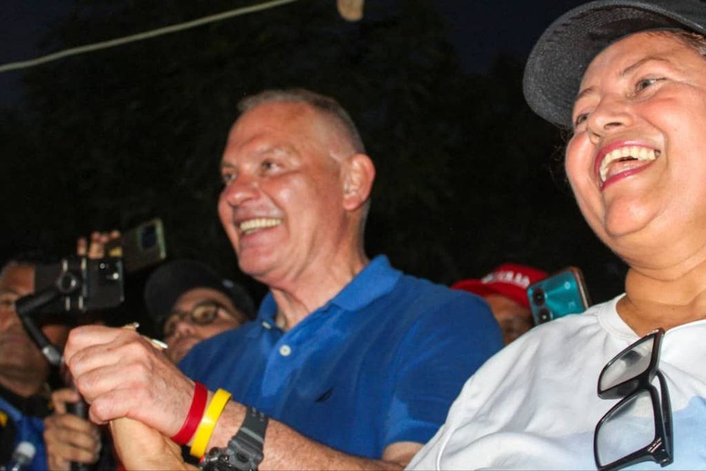 Di Martino: 'Mi equipo lo integran los que aman a Maracaibo, no los que buscan prebendas' 💙" (Candidato reafirma compromiso humanista en recorrido por barrios) 12 Noticias Maracaibo