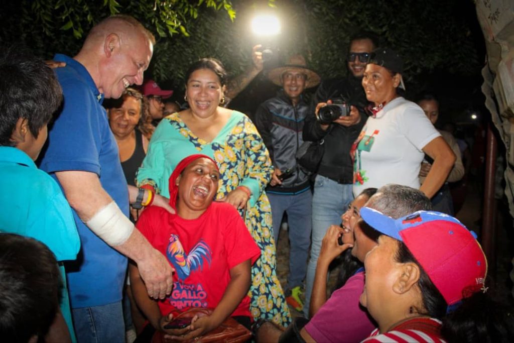Di Martino: 'Mi equipo lo integran los que aman a Maracaibo, no los que buscan prebendas' 💙" (Candidato reafirma compromiso humanista en recorrido por barrios) 9 Noticias Maracaibo