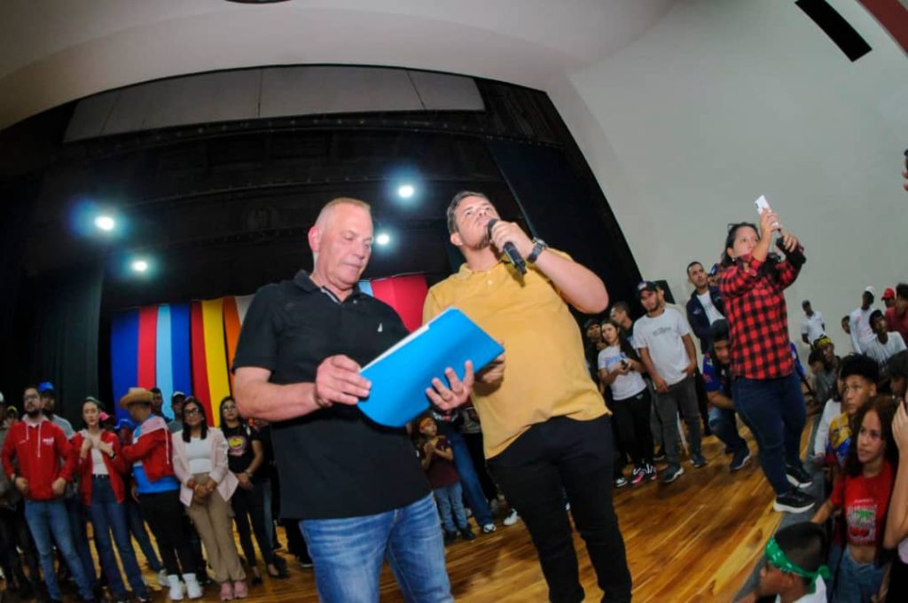 La rebelión creativa: Di Martino apuesta por una Maracaibo diseñada por sus jóvenes 🎭🚀" 15 Noticias Maracaibo