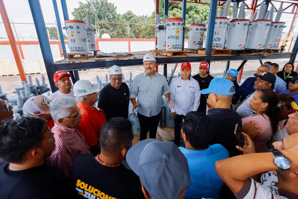 ¡Transformadores y luz para Maracaibo! 💡 Gobernador Caldera impulsa plan masivo de energía"(Entrega 49 equipos eléctricos y anuncia operativo de alumbrado público) 11 Noticias Maracaibo