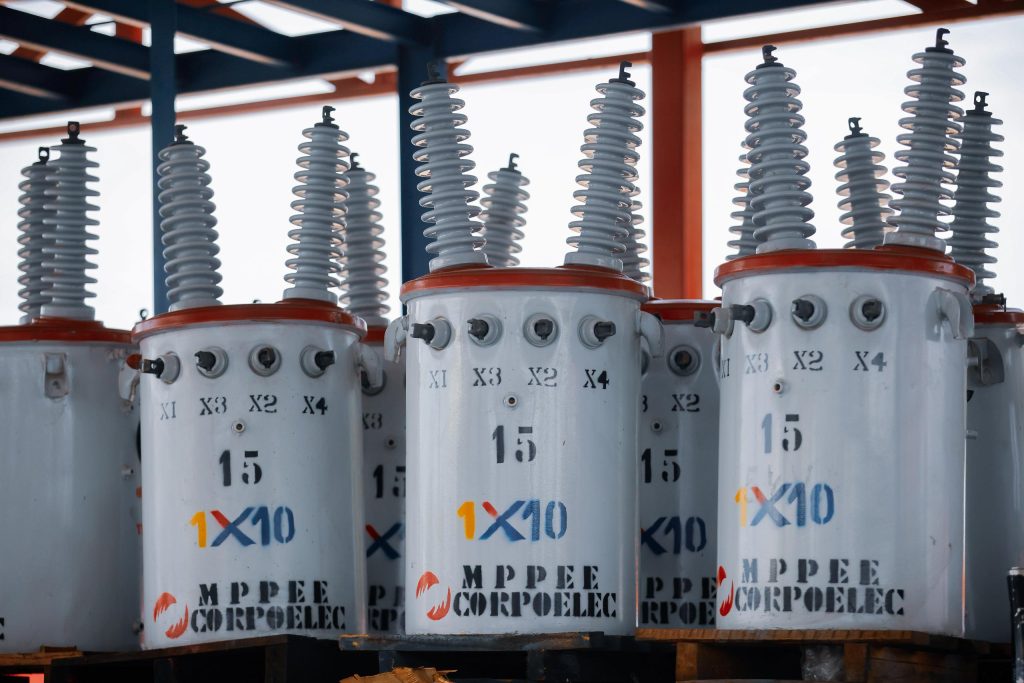 ¡Transformadores y luz para Maracaibo! 💡 Gobernador Caldera impulsa plan masivo de energía"(Entrega 49 equipos eléctricos y anuncia operativo de alumbrado público) 8 Noticias Maracaibo
