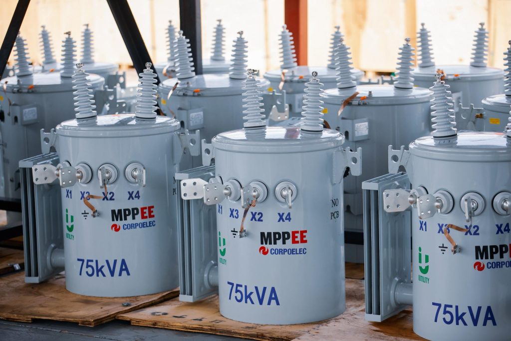 ¡Transformadores y luz para Maracaibo! 💡 Gobernador Caldera impulsa plan masivo de energía"(Entrega 49 equipos eléctricos y anuncia operativo de alumbrado público) 9 Noticias Maracaibo