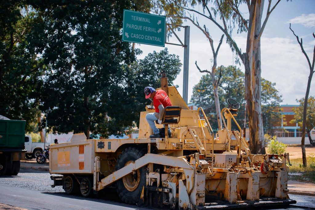 🚧 GOBERNADOR LUIS CALDERA - INICIA MEGAOPERATIVO DE ASFALTADO EN MACHIQUES: 17.500 TONELADAS DE PAVIMENTO PARA TRANSFORMAR LA CIUDAD 12 Noticias Maracaibo