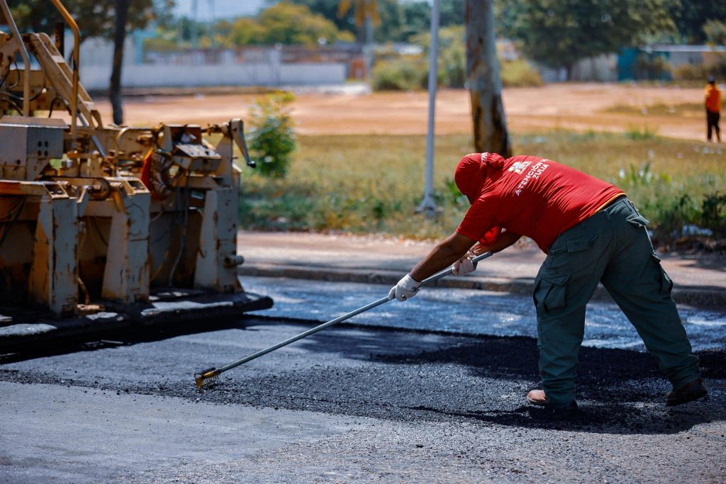 🚧 GOBERNADOR LUIS CALDERA - INICIA MEGAOPERATIVO DE ASFALTADO EN MACHIQUES: 17.500 TONELADAS DE PAVIMENTO PARA TRANSFORMAR LA CIUDAD 8 Noticias Maracaibo