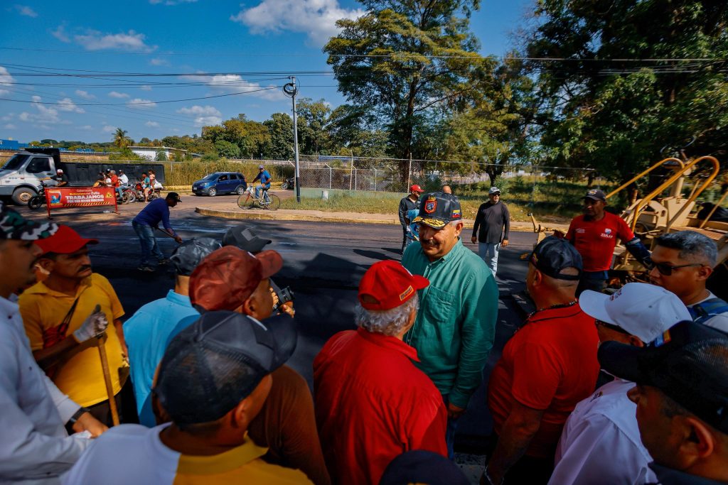 🚧 GOBERNADOR LUIS CALDERA - INICIA MEGAOPERATIVO DE ASFALTADO EN MACHIQUES: 17.500 TONELADAS DE PAVIMENTO PARA TRANSFORMAR LA CIUDAD 10 Noticias Maracaibo