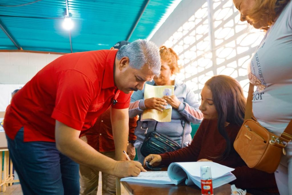 GOBERNADOR CALDERA VOTA EN MARA Y PROCLAMA: 'HOY COMIENZA LA VENEZUELA DE LAS SOLUCIONES 8 Noticias Maracaibo